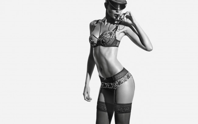 Обои картинки фото девушки, -unsort , Черно-белые обои, белье, модель, фуражка, чулки, свисток