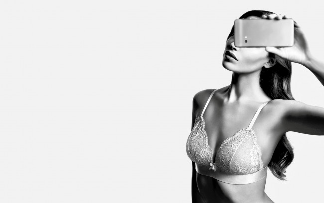 Обои картинки фото девушки, -unsort , Черно-белые обои, белье, бюстгальтер, модель, телефон