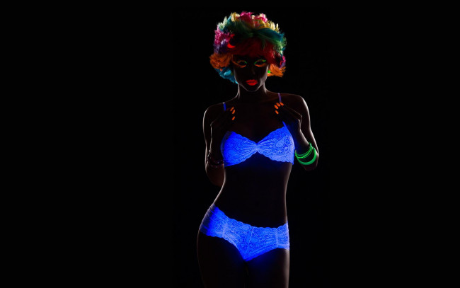 Обои картинки фото девушки, -unsort , креатив, цвета, яркость, белье, браслеты, парик