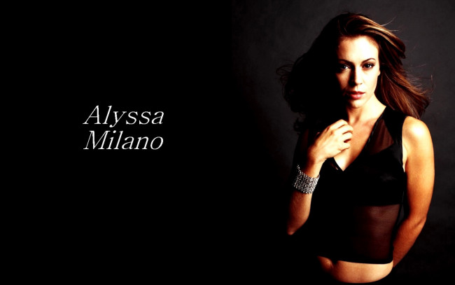 Обои картинки фото девушки, alyssa milano, топ, декольте, актриса, алиса, милано, браслет