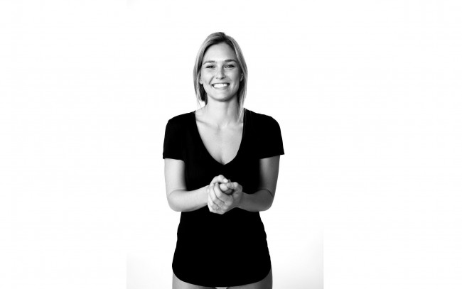 Обои картинки фото девушки, bar rafaeli, улыбка, блондинка, черно-белая, модель, бар, рафаели, футболка