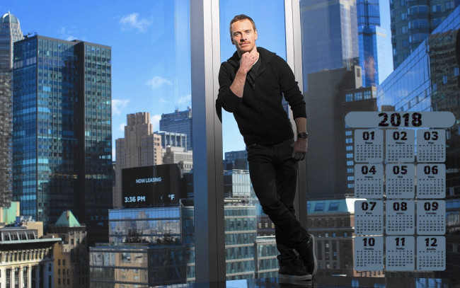 Обои картинки фото majkl fassbender, календари, знаменитости, мужчина, 2018, актер, окно, небоскреб, взгляд