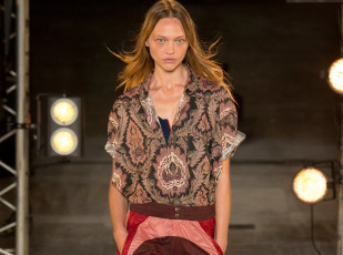 Картинка девушки саша+пивоварова модель наряд софиты подиум