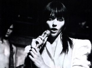 Картинка девушки саша+пивоварова модель брюнетка микрофон черно-белая