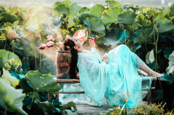 Картинка девушки -+азиатки веер поза