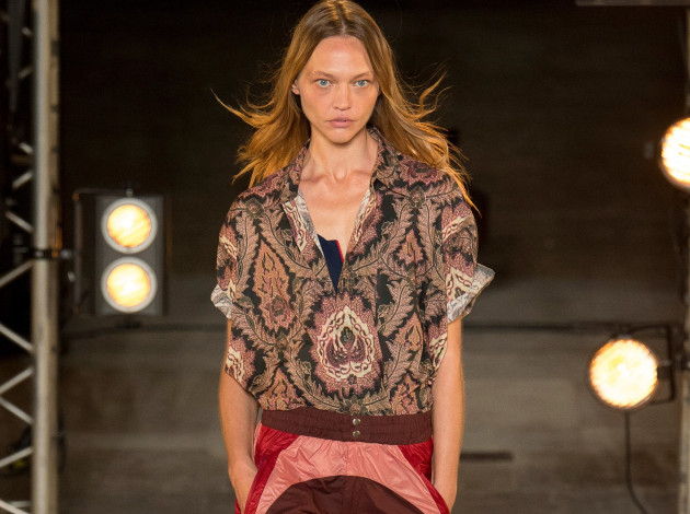 Обои картинки фото девушки, саша пивоварова, модель, наряд, софиты, подиум