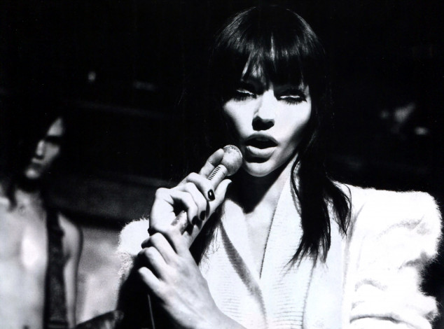 Обои картинки фото девушки, саша пивоварова, модель, брюнетка, микрофон, черно-белая