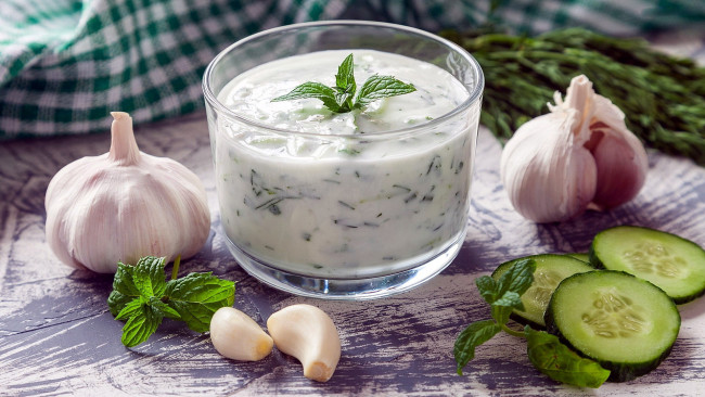 Обои картинки фото еда, разное, чеснок, мята, огурец, соус