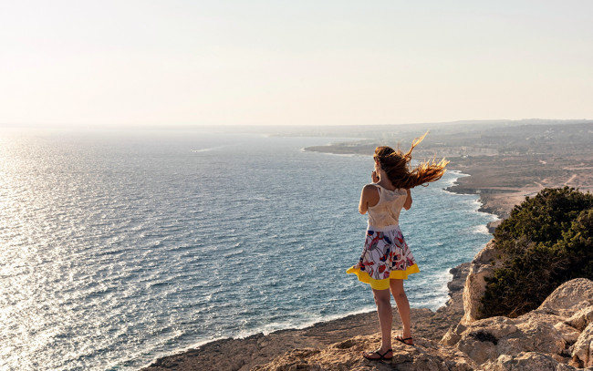 Обои картинки фото девушки, - рыжеволосые и разноцветные, море, девушка, ветер