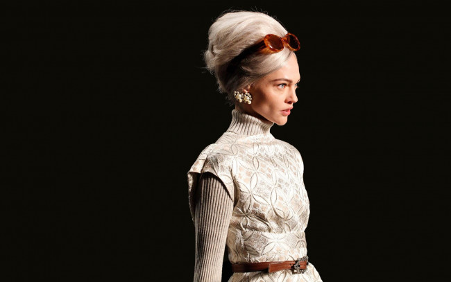 Обои картинки фото девушки, саша пивоварова, модель, блондинка, очки, платье, подиум