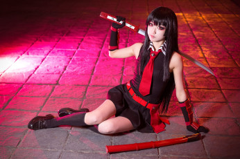 Картинка девушки -+креатив +косплей косплей акаме akame ga kill высокий угол брюнетка красные глаза катана меч азиатка модель контактные линзы галстук костюмы темные волосы колени вместе смотрит на зрителя