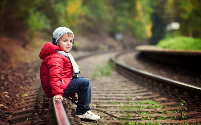 Обои картинки фото разное, дети, мальчик, рельсы