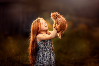 Картинка разное дети девочка рыжая сарафан котенок