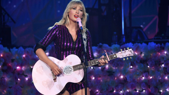 Обои картинки фото девушки, taylor swift, певица, микрофон, гитара