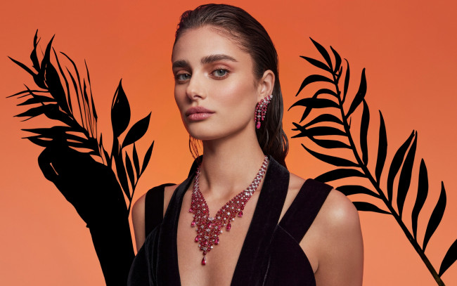 Обои картинки фото девушки, taylor hill, актриса, портрет, украшения