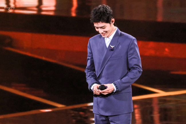 Обои картинки фото мужчины, xiao zhan, актер, пиджак, микрофон, сцена