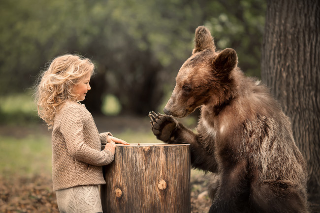 Обои картинки фото разное, дети, девочка, медведь
