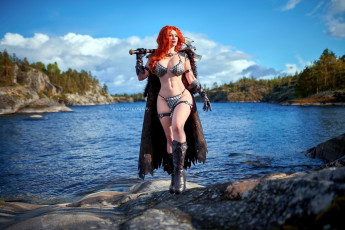 обоя девушки, мария давыдова , lady melamori, образ, косплей, наряд, костюм, белье, плащ, меч, сапоги, лес, горы, река, берега