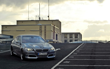 обоя автомобили, bmw, серый, здание, парковка