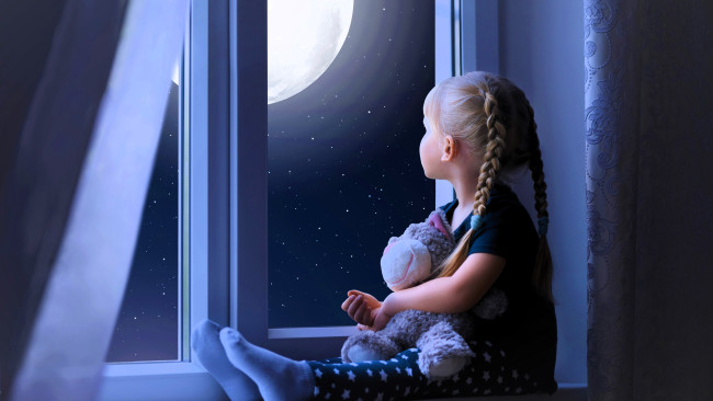 Обои картинки фото разное, дети, девочка, ребенок, косы, пижама, игрушка, подоконник, окно, ночь, луна