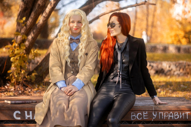 Обои картинки фото девушки, - креатив,  косплей, подруги, образы, косплей, наряды, скамейка, книга, осень