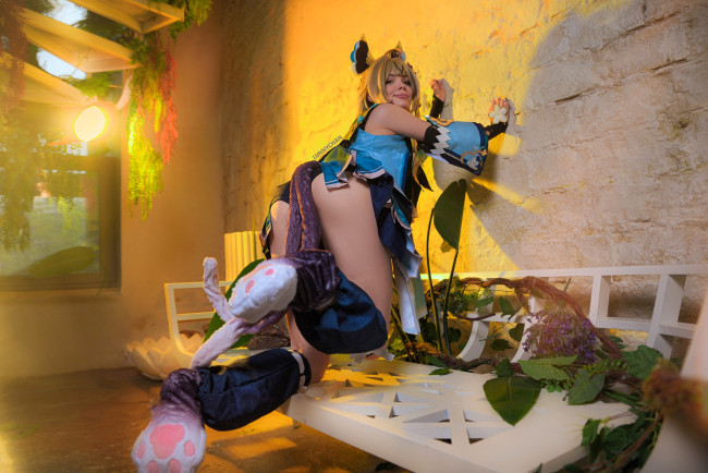 Обои картинки фото девушки, светлана хофман , lunny chan, образ, косплей, наряд, костюм, лапки, скамейка