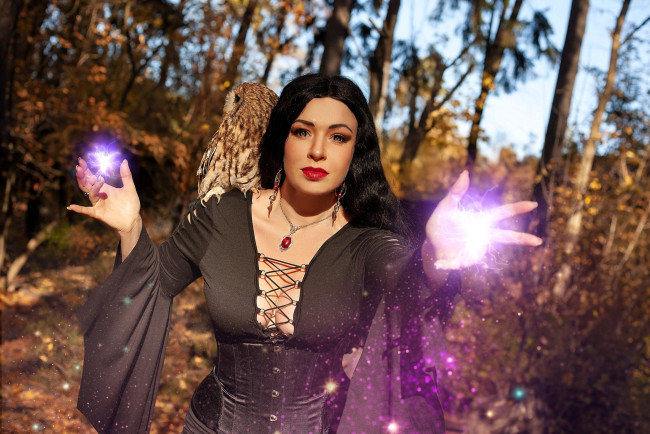 Обои картинки фото девушки, юлия огородникова, образ, косплей, наряд, платье, ведьма, магия, сова, лес, осень