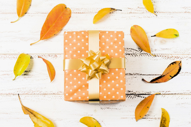 Обои картинки фото праздничные, подарки и коробочки, подарок, коробка, бант, листья, осень