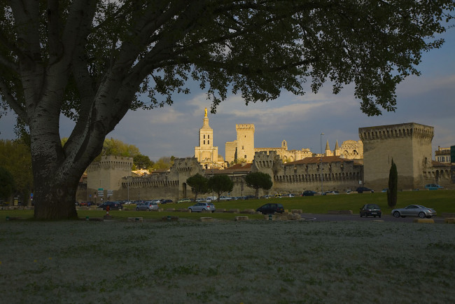 Обои картинки фото папский, дворец, авиньон, города, дворцы, замки, крепости, стены, башни, машины