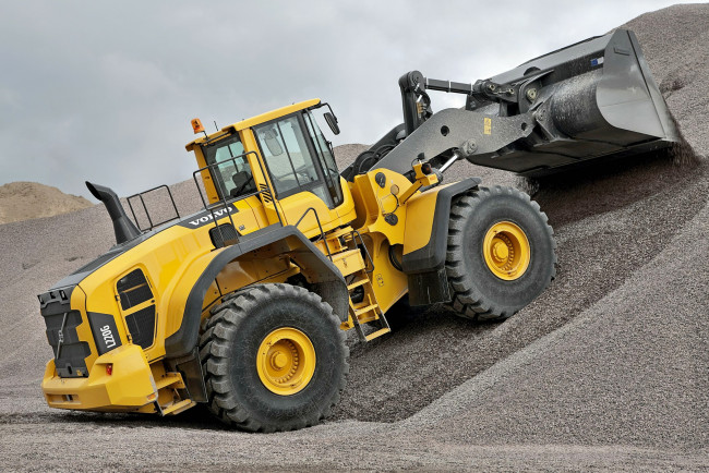 Обои картинки фото volvo l220g loader dumping, техника, строительная техника, ковш, трактор, гравий