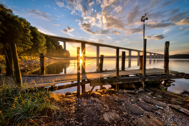 Обои картинки фото природа, восходы, закаты, вода, мостик, солнце, лучи