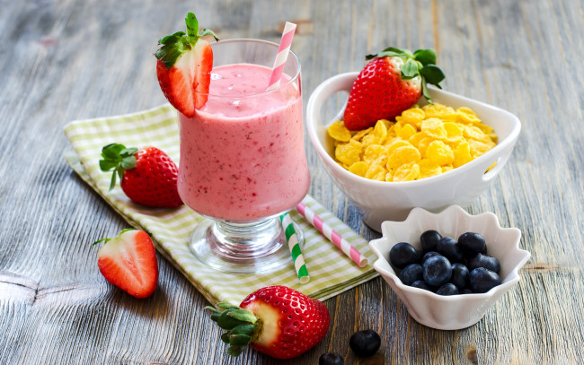 Обои картинки фото еда, напитки,  коктейль, хлопья, черника, ягода, клубника, трубочки, коктейль, blueberries, cocktail, strawberries