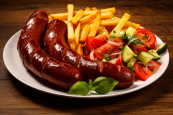 Картинка еда колбасные+изделия овощи колбаски салат картофель базилик фри