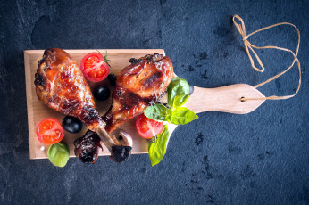 Картинка еда мясные+блюда маслины базилик помидор куриные ножки