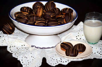 Картинка еда пирожные +кексы +печенье шоколадные ваза молоко