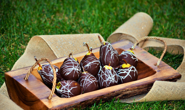 Обои картинки фото еда, груши, шоколадное, лакомство, фрукт