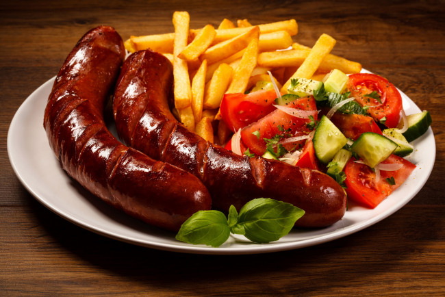 Обои картинки фото еда, колбасные изделия, овощи, колбаски, салат, картофель, базилик, фри