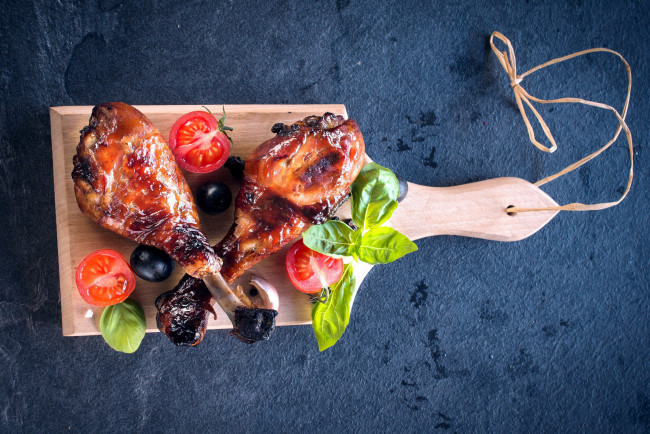 Обои картинки фото еда, мясные блюда, маслины, базилик, помидор, куриные, ножки