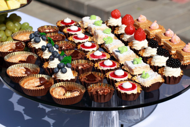 Обои картинки фото еда, пирожные,  кексы,  печенье, ассорти, много, лакомство, поднос