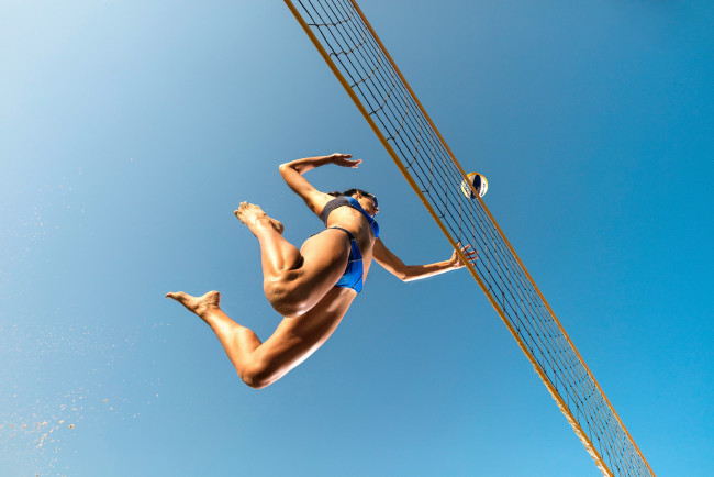 Обои картинки фото спорт, волейбол, взгляд, девушка, сетка, фон