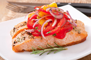 Картинка еда рыбные+блюда +с+морепродуктами лук перец форель розмарин