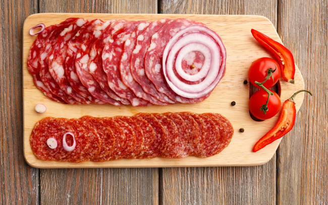 Обои картинки фото еда, колбасные изделия, перец, колбаса, салями, лук, нарезка, помидор