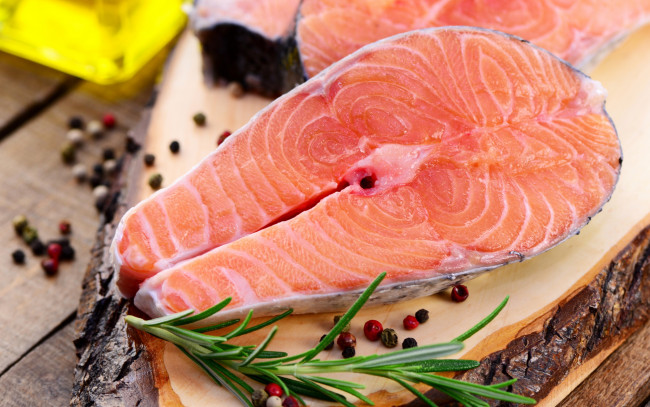 Обои картинки фото еда, рыба,  морепродукты,  суши,  роллы, перец, розмарин, форель