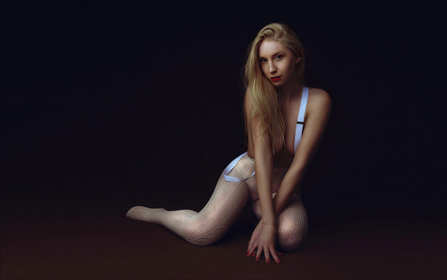 Обои картинки фото девушки, -unsort , блондинки,  светловолосые, темный, фон, поза, колготки