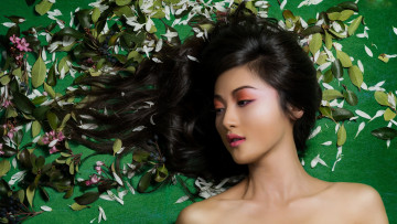 Картинка девушки -+азиатки лепестки