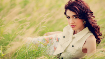 Картинка девушки -+брюнетки +шатенки поза