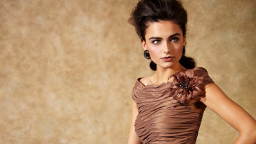 Картинка девушки darla+baker шелковое платье