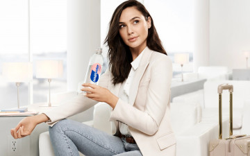 Картинка девушки gal+gadot актриса шатенка жакет джинсы бутылка