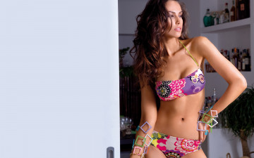 Картинка девушки madalina+diana+ghenea модель купальник браслеты бутылки