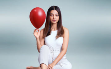 Картинка девушки radhika+apte шатенка топ брюки шарик